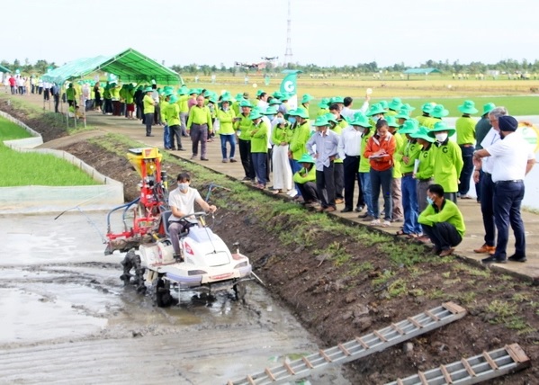 Máy móc phục vụ sản xuất nông nghiệp còn phụ thuộc nhiều vào nhập khẩu. Ảnh HX